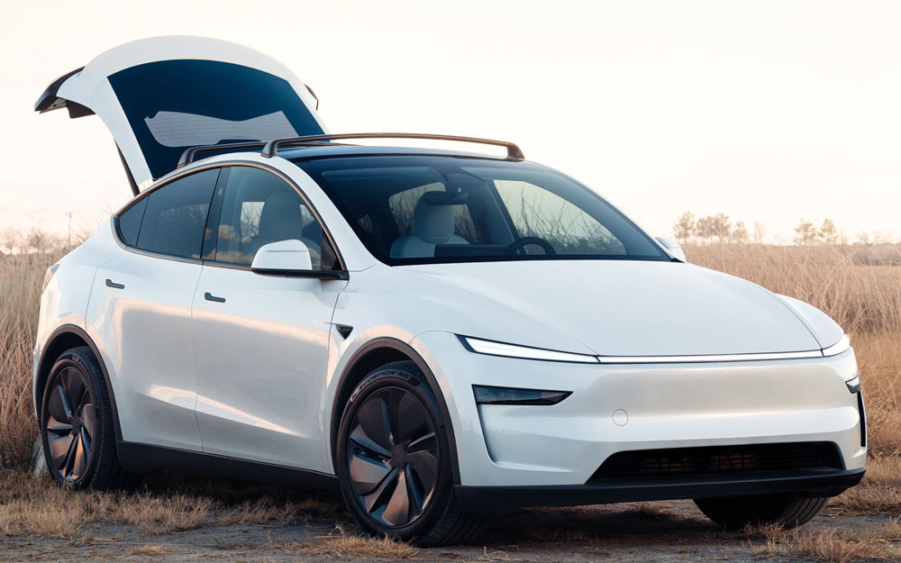 Tre Quarti Anteriore di Tesla Model Y 2025 con Portellone Posteriore Aperto